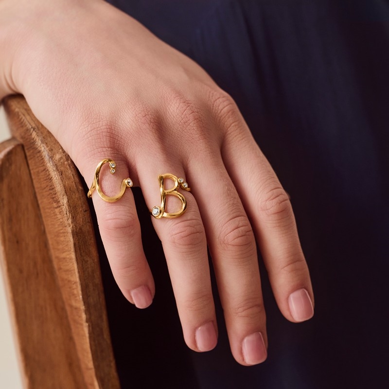 Alfabet ring i forgyldt sølv med bogstavet C fra Maanesten